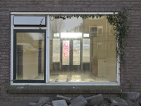 907921 Afbeelding van de sloop van een woning in het huizenblok aan de zuidzijde van de David van Mollemstraat te ...